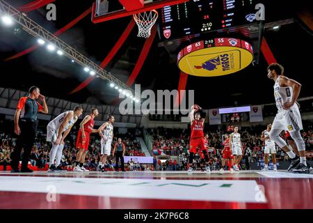 Varese, Italien. 16. Oktober 2022. Guglielmo Caruso #30 von Pallacanestro Varese OpenJobMetis in Aktion während des LBA Lega Basket Ein Spiel der regulären Saison 2022/23 zwischen OpenJobMetis Varese und Dolomiti Energia Trentino in der Enerxenia Arena, Varese. Endnote: Varese 91 - 94 Trentino (Foto: Fabrizio Carabelli/SOPA Images/Sipa USA) Quelle: SIPA USA/Alamy Live News Stockfoto