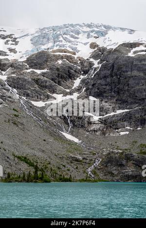 Foto des Upper Joffre Lake und des Matier Glacier an einem bewölkten Morgen. Joffre Lakes Provincial Park, zwischen Squamish und Lilooet, British Columbi Stockfoto