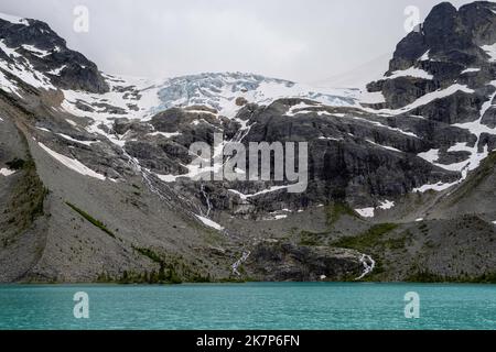 Foto des Upper Joffre Lake und des Matier Glacier an einem bewölkten Morgen. Joffre Lakes Provincial Park, zwischen Squamish und Lilooet, British Columbi Stockfoto