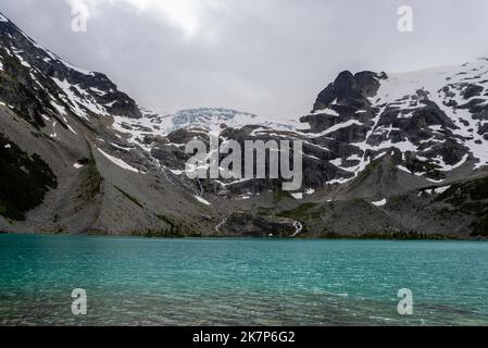 Foto des Upper Joffre Lake und des Matier Glacier an einem bewölkten Morgen. Joffre Lakes Provincial Park, zwischen Squamish und Lilooet, British Columbi Stockfoto