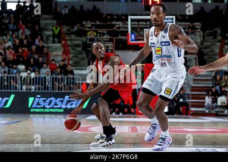 Varese, Italien. 16. Oktober 2022. Jaron Johnson #92 von Pallacanestro Varese OpenJobMetis in Aktion während des LBA Lega Basket Ein Spiel der regulären Saison 2022/23 zwischen OpenJobMetis Varese und Dolomiti Energia Trentino in der Enerxenia Arena, Varese. Endnote: Varese 91 - 94 Trentino (Foto: Fabrizio Carabelli/SOPA Images/Sipa USA) Quelle: SIPA USA/Alamy Live News Stockfoto