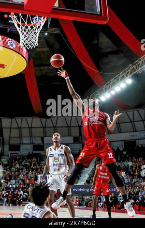 Varese, Italien. 16. Oktober 2022. Markel Brown #22 von Pallacanestro Varese OpenJobMetis in Aktion während des LBA Lega Basket Ein Spiel der regulären Saison 2022/23 zwischen OpenJobMetis Varese und Dolomiti Energia Trentino in der Enerxenia Arena, Varese. Endnote: Varese 91 - 94 Trentino (Foto: Fabrizio Carabelli/SOPA Images/Sipa USA) Quelle: SIPA USA/Alamy Live News Stockfoto