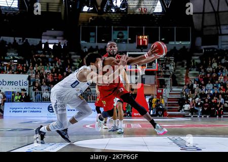 Varese, Italien. 16. Oktober 2022. Markel Brown #22 von Pallacanestro Varese OpenJobMetis in Aktion während des LBA Lega Basket Ein Spiel der regulären Saison 2022/23 zwischen OpenJobMetis Varese und Dolomiti Energia Trentino in der Enerxenia Arena, Varese. Endnote: Varese 91 - 94 Trentino (Foto: Fabrizio Carabelli/SOPA Images/Sipa USA) Quelle: SIPA USA/Alamy Live News Stockfoto