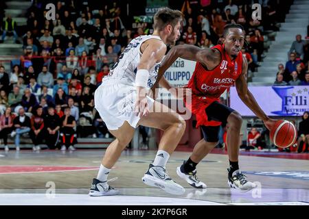 Varese, Italien. 16. Oktober 2022. Jaron Johnson #92 von Pallacanestro Varese OpenJobMetis in Aktion während des LBA Lega Basket Ein Spiel der regulären Saison 2022/23 zwischen OpenJobMetis Varese und Dolomiti Energia Trentino in der Enerxenia Arena, Varese. Endnote: Varese 91 - 94 Trentino (Foto: Fabrizio Carabelli/SOPA Images/Sipa USA) Quelle: SIPA USA/Alamy Live News Stockfoto