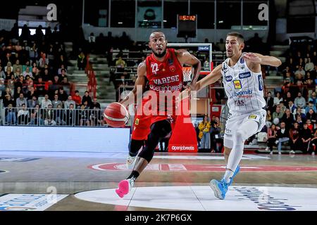 Varese, Italien. 16. Oktober 2022. Markel Brown #22 von Pallacanestro Varese OpenJobMetis in Aktion während des LBA Lega Basket Ein Spiel der regulären Saison 2022/23 zwischen OpenJobMetis Varese und Dolomiti Energia Trentino in der Enerxenia Arena, Varese. Endnote: Varese 91 - 94 Trentino (Foto: Fabrizio Carabelli/SOPA Images/Sipa USA) Quelle: SIPA USA/Alamy Live News Stockfoto