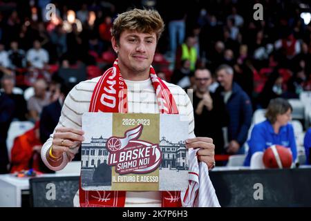 Varese, Italien. 16. Oktober 2022. Nicolo Martinenghi erhält das Trikot von Pallacanestro Varese während des LBA Lega Basket, Einem Spiel der regulären Saison 2022/23 zwischen OpenJobMetis Varese und Dolomiti Energia Trentino in der Enerxenia Arena, Varese. Endnote: Varese 91 - 94 Trentino (Foto: Fabrizio Carabelli/SOPA Images/Sipa USA) Quelle: SIPA USA/Alamy Live News Stockfoto