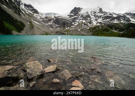 Foto des Upper Joffre Lake und des Matier Glacier an einem bewölkten Morgen. Joffre Lakes Provincial Park, zwischen Squamish und Lilooet, British Columbi Stockfoto