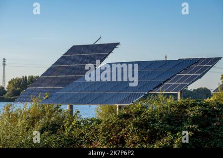 Mehrere Sonnenkollektoren vor blauem Himmel Stockfoto