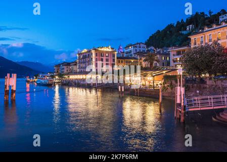 Bellagio Italien, malerische Abendansicht der attraktiven Seestadt Bellagio am Comer See, italienische Seen, Lombardei, Italien Stockfoto