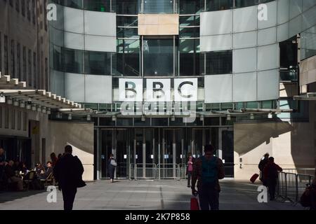 London, Großbritannien. 18.. Oktober 2022. Außenansicht des Broadcasting House, dem BBC-Hauptquartier im Zentrum von London. Stockfoto