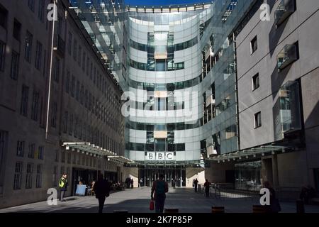 London, Großbritannien. 18.. Oktober 2022. Außenansicht des Broadcasting House, dem BBC-Hauptquartier im Zentrum von London. Stockfoto