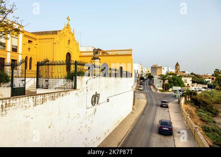 Gelb, 16.. Jahrhundert, neugotische Kirche Parroquia de San Sebastián, Chiclana de la Frontera, Andalusien, Spanien Stockfoto