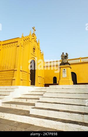 Gelb, 16.. Jahrhundert, neugotische Kirche Parroquia de San Sebastián, Chiclana de la Frontera, Andalusien, Spanien Stockfoto