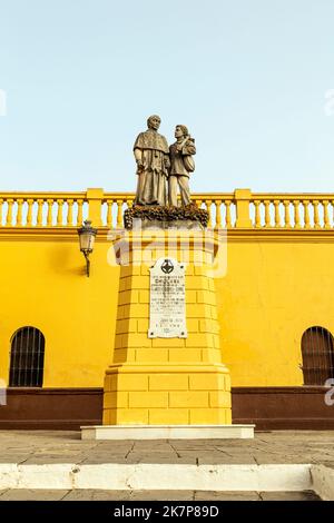 Gelb, 16.. Jahrhundert, neugotische Kirche Parroquia de San Sebastián, Chiclana de la Frontera, Andalusien, Spanien Stockfoto