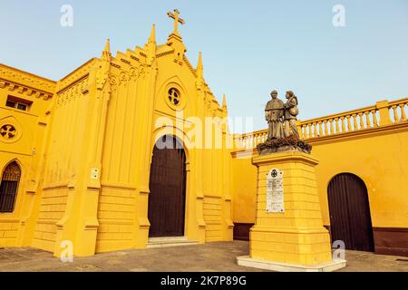 Gelb, 16.. Jahrhundert, neugotische Kirche Parroquia de San Sebastián, Chiclana de la Frontera, Andalusien, Spanien Stockfoto