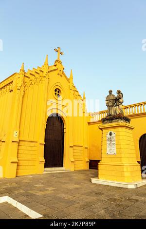 Gelb, 16.. Jahrhundert, neugotische Kirche Parroquia de San Sebastián, Chiclana de la Frontera, Andalusien, Spanien Stockfoto