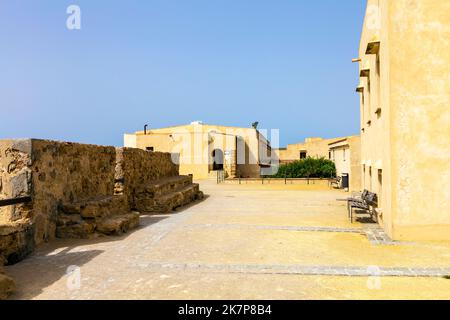 Festung aus dem 17.. Jahrhundert und Militärgefängnis Castillo de Santa Catalina in Cádiz, Andalusien, Spanien Stockfoto