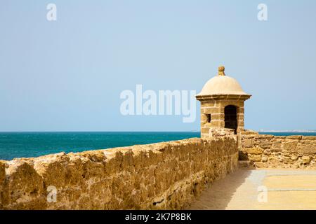 Festung aus dem 17.. Jahrhundert und Militärgefängnis Castillo de Santa Catalina in Cádiz, Andalusien, Spanien Stockfoto