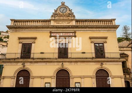 Modica, Italien: 09-21-2022: Der berühmte Theather von Modica Stockfoto