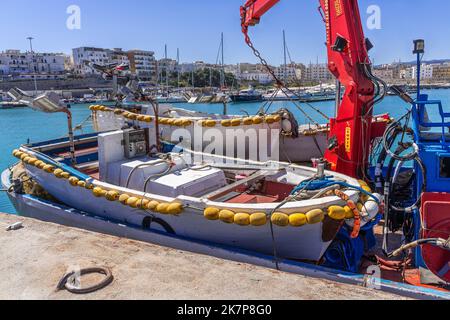Kleine Boote für die Schleppnetzfischerei im Hafen von Peschici. Peschici, Provinz Foggia, Apulien, Italien, Europa Stockfoto