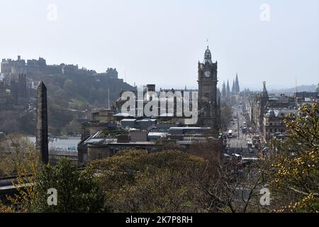 Ein beliebter Blick auf die Princes Street und das Schloss in Edinburgh, Schottland von Calton Hill am östlichen Ende der Stadt. Stockfoto