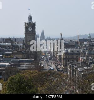 Eine beliebte Ansicht der Princes Street in Edinburgh, Schottland von Calton Hill am östlichen Ende der Stadt. Stockfoto