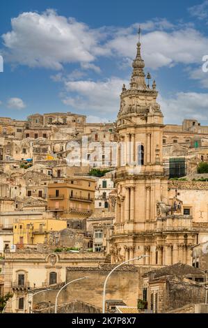 Modica, Italien: 09-21-2022: Landschaft des historischen Zentrums von Modica Stockfoto