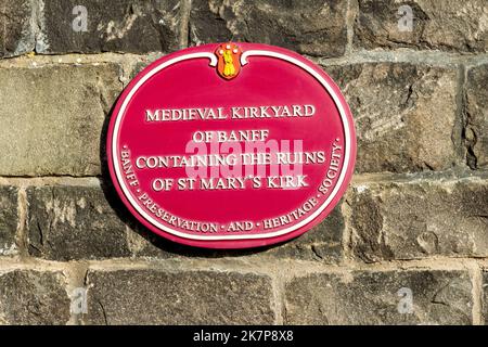 Schild mit Informationen über den mittelalterlichen Kirkyard von Banff, Aberdeenshire, Schottland, Großbritannien Stockfoto