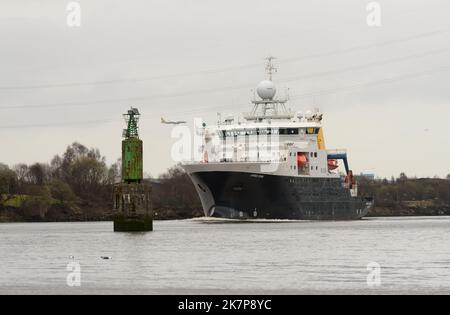 Das RRS James Cook Schiff ist ein eisverstärktes Forschungsschiff und ein Ozeanographisches Vermessungsschiff. Hier auf dem Fluss Clyde, Glasgow, Schottland. Stockfoto