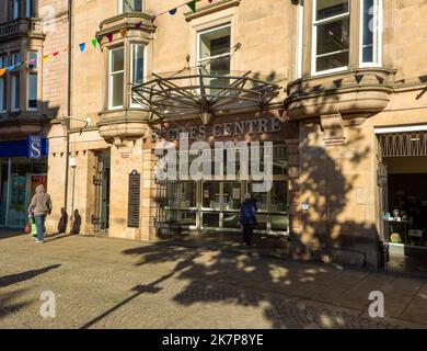 Lady beim Betreten des St Giles Shopping Centers im Stadtzentrum von Elgin, Moray, Schottland, Großbritannien Stockfoto