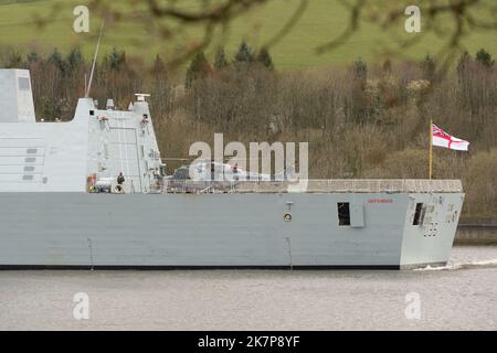 AgustaWestland AW159 Wildcat HMA2 Hubschrauber an Bord von HMS Defender, der den Fluss Clyde in der Nähe von Glasgow, Schottland verlässt Stockfoto