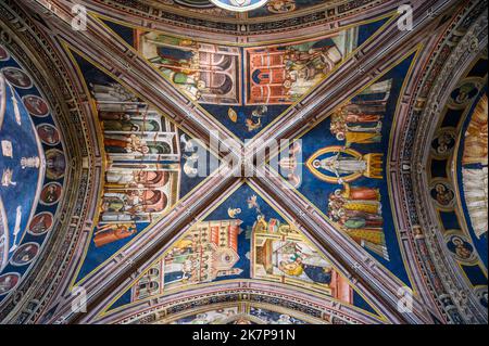 Prächtige Fresko bemalte Decken in der Basilika der Heiligen Katharina von Alexandria, Galatina, Apulien (Apulien), Italien. Stockfoto