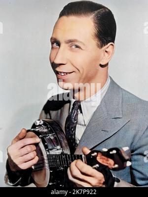 ) GEORGE FORMBY (1904-1961) englischer Sänger, Entertainer und Filmschauspieler mit seiner Ukelele um 1942 Stockfoto