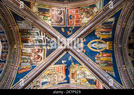 Prächtige Fresko bemalte Decken in der Basilika der Heiligen Katharina von Alexandria, Galatina, Apulien (Apulien), Italien. Stockfoto