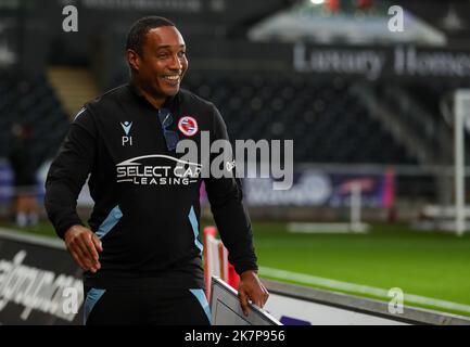 Swansea, Wales, Großbritannien. Swansea.com Stadium, Swansea, Großbritannien. 18. Oktober 2022. Championship Football, Swansea City versus Reading; Paul Ince Manager von Reading kommt im Stadion Credit: Action Plus Sports/Alamy Live News Credit: Action Plus Sports Images/Alamy Live News Stockfoto