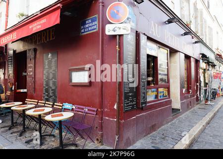 Das traditionelle französische Restaurant Au Petit Creux befindet sich in Montmartre im Pariser Viertel 18. Stockfoto