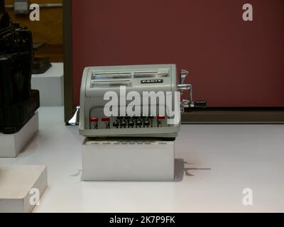 Jericó, Antioquia, Kolumbien - April 5 2022: Facit Rechenmaschine in der Ausstellung des Anthropologischen Museums Stockfoto