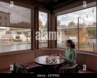 Ein Mädchen genießt einen Drink vor einer vollen Ecke Herbst Ansicht; Retro, Vintage-Bild des Essens aus. Stockfoto