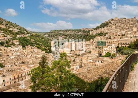 Modica, Italien: 09-21-2022: Landschaft des historischen Zentrums von Modica Stockfoto