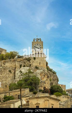 Modica, Italien: 09-21-2022: Das schöne Schloss von Modica Stockfoto