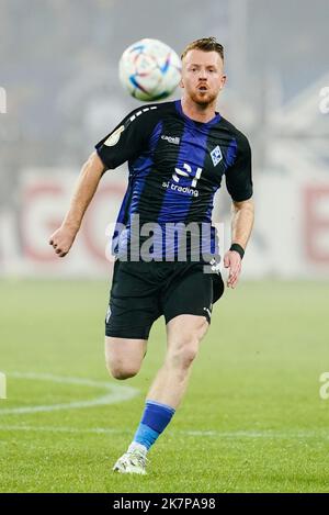 Mannheim, Deutschland. 18. Oktober 2022. Fußball: DFB-Pokal, SV Waldhof Mannheim - 1. FC Nürnberg, 2. Runden, Carl-Benz Stadion. Der Mannheimer Dominik Martinovic spielt den Ball. Kredit: Uwe Anspach/dpa - Nutzung nur nach schriftlichem Vereinbarung mit der dpa/Alamy Live News Stockfoto