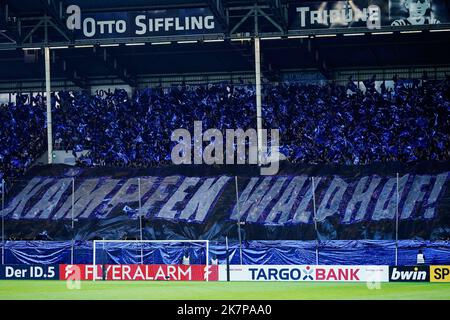 Mannheim, Deutschland. 18. Oktober 2022. Fußball: DFB-Pokal, SV Waldhof Mannheim - 1. FC Nürnberg, 2. Runden, Carl-Benz Stadion. Fans halten ein Transparent mit der Aufschrift „Kämpfen Waldhof! Kredit: Uwe Anspach/dpa - Nutzung nur nach schriftlichem Vereinbarung mit der dpa/Alamy Live News Stockfoto