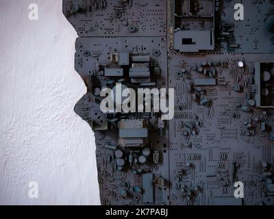 Elektronik-Platine in Dunkelgrau als Teil des Hintergrunds lackiert Stockfoto