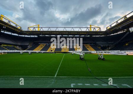 Spielplatzansicht mit Rasenpflege-Ausrüstung in der Signal Iduna Arena - dem offiziellen Spielplatz des FC Borussia Dortmund Stockfoto