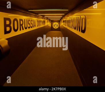 Der engste Spielertunnel Europas in der Signal Iduna Arena - dem offiziellen Spielplatz des FC Borussia Dortmund Stockfoto