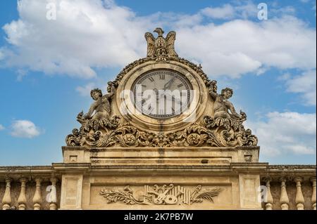 Modica, Italien: 09-21-2022: Die schöne Uhr des Theathers von Modica Stockfoto