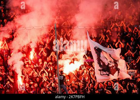 Mannheim, Deutschland. 18. Oktober 2022. Fußball: DFB-Pokal, SV Waldhof Mannheim - 1. FC Nürnberg, 2. Runden, Carl-Benz Stadion. Mannheimer Fans zünden Bengalfeuer an. Kredit: Uwe Anspach/dpa - Nutzung nur nach schriftlichem Vereinbarung mit der dpa/Alamy Live News Stockfoto