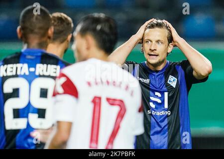 Mannheim, Deutschland. 18. Oktober 2022. Fußball: DFB-Pokal, SV Waldhof Mannheim - 1. FC Nürnberg, 2. Runden, Carl-Benz Stadion. Mannheims Baxter Bahn (r) greift sich den Kopf. Kredit: Uwe Anspach/dpa - Nutzung nur nach schriftlichem Vereinbarung mit der dpa/Alamy Live News Stockfoto