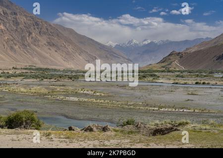 Landschaftsblick auf die schneebedeckte Hindu-Kush-Bergkette in Afghanistan in der Nähe von Ishkashim, Beginn des Wakhan-Korridors, Gorno-Badakshan, Tadschikistan Pamir Stockfoto