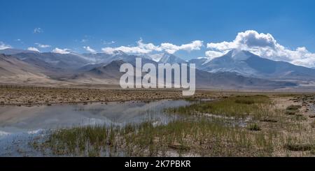 Wunderschöne Höhenberglandschaft mit Spiegelung im Wasser rund um den Karakul-See auf dem Pamir Highway, Murghab, Gorno-Badakshan, Tadschikistan Stockfoto